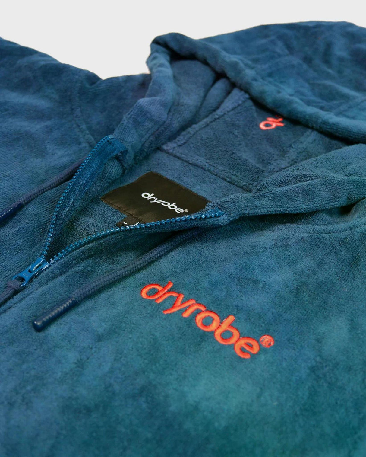 Dryrobe Fullzip Handtuchmantel aus Bio-Baumwolle in Blaugrün, Detailansicht des Reißverschlusses und Dryrobe-Logo