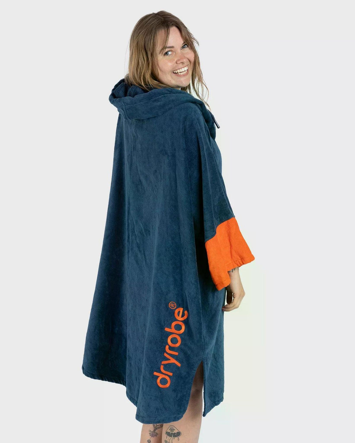 Dryrobe Fullzip Handtuchmantel aus Bio-Baumwolle in Dunkelblau mit orangefarbenem Innenfutter, Rückansicht