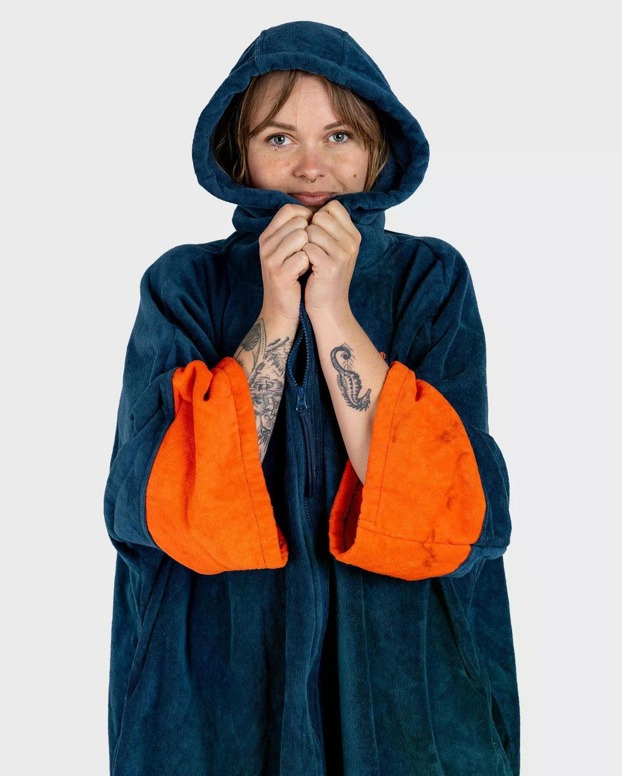 Dryrobe Fullzip Handtuchmantel aus Bio-Baumwolle in Dunkelblau mit orangefarbenen Innentaschen, Frontalansicht mit Kapuze