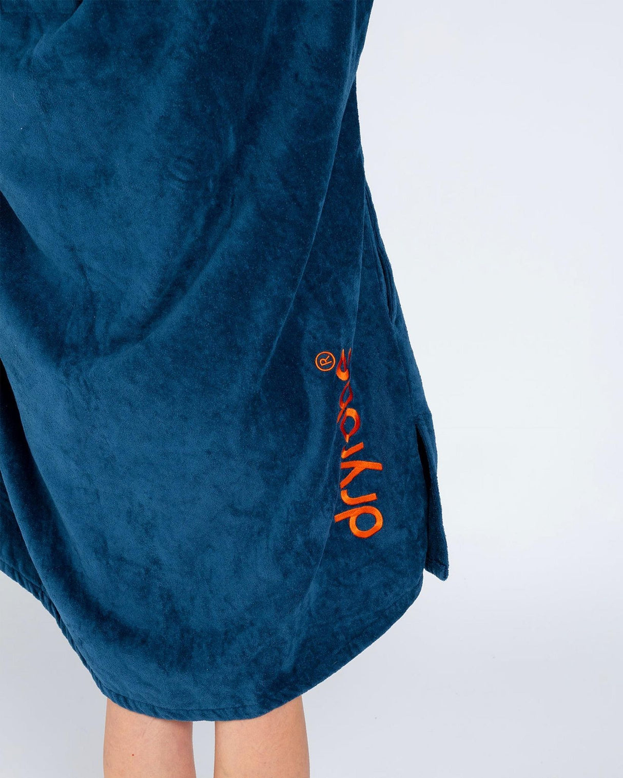 Dryrobe Fullzip Handtuchmantel Bio-Baumwolle in Dunkelblau mit orangem Logo, Detail der Seitentasche