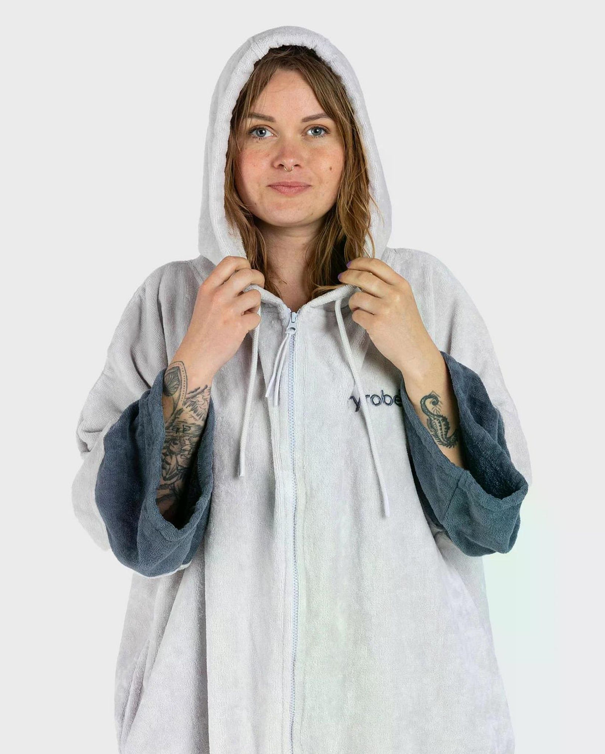 Dryrobe Fullzip Handtuchmantel aus Bio-Baumwolle in Grau, Frontansicht mit Model, Kapuze und Reißverschluss
