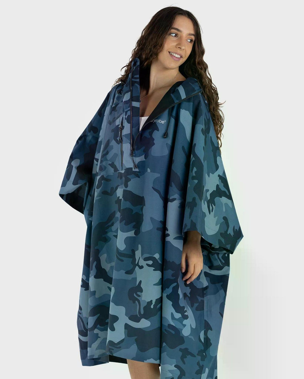 Dryrobe Fullzip Handtuchmantel aus Bio-Baumwolle in Blau-Camouflage, getragen von Frau, Frontalansicht