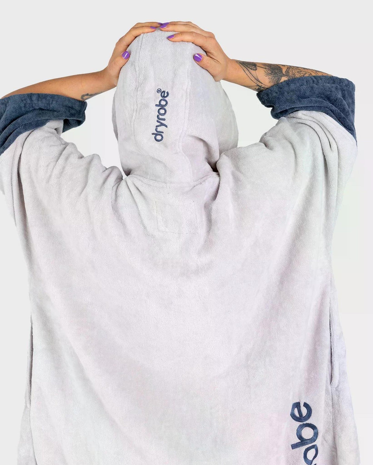 Dryrobe Fullzip Handtuchmantel aus Bio-Baumwolle in Weiß, von hinten gezeigt mit Kapuze über dem Kopf