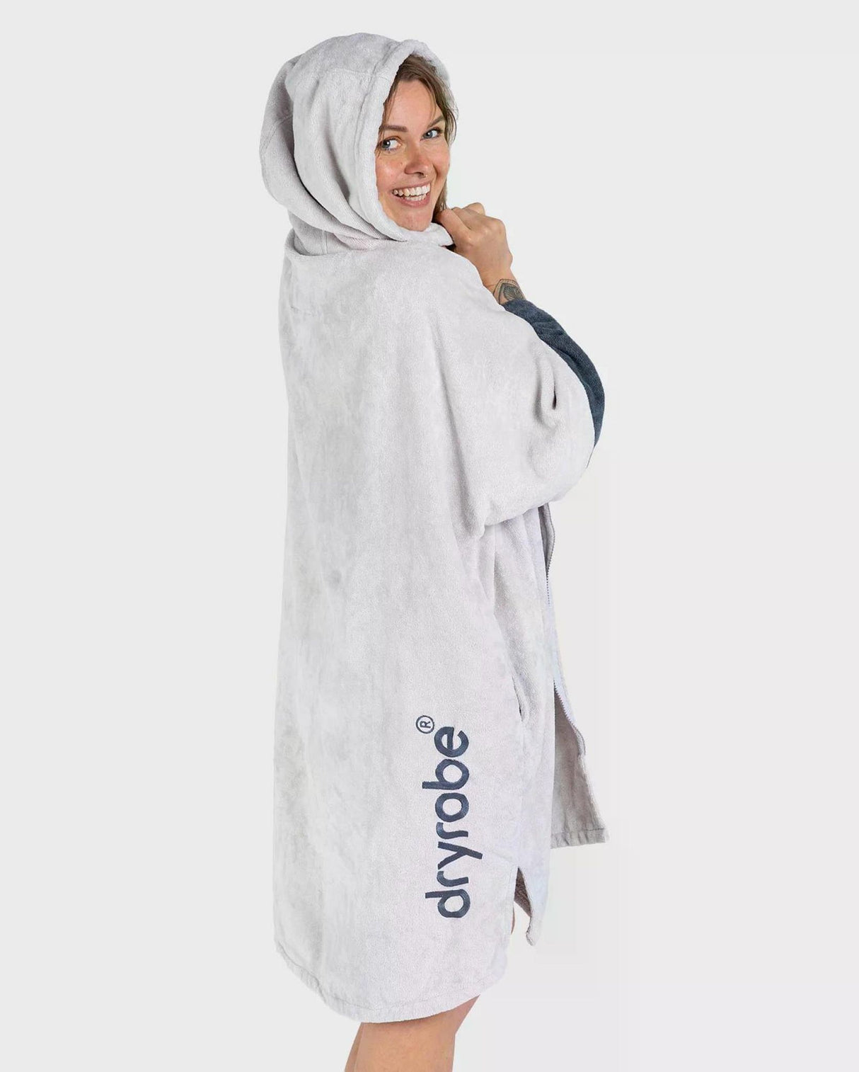 Dryrobe Fullzip Handtuchmantel aus Bio-Baumwolle in Grau, getragen von einer Frau von hinten, mit Kapuze und Reißverschluss