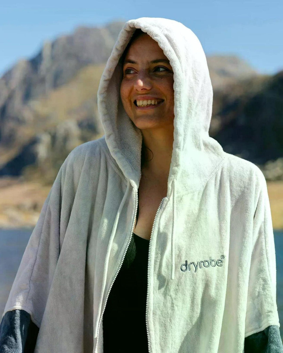 Dryrobe Fullzip Handtuchmantel aus Bio-Baumwolle in Weiß, getragen von einer Person mit Kapuze, Frontalansicht