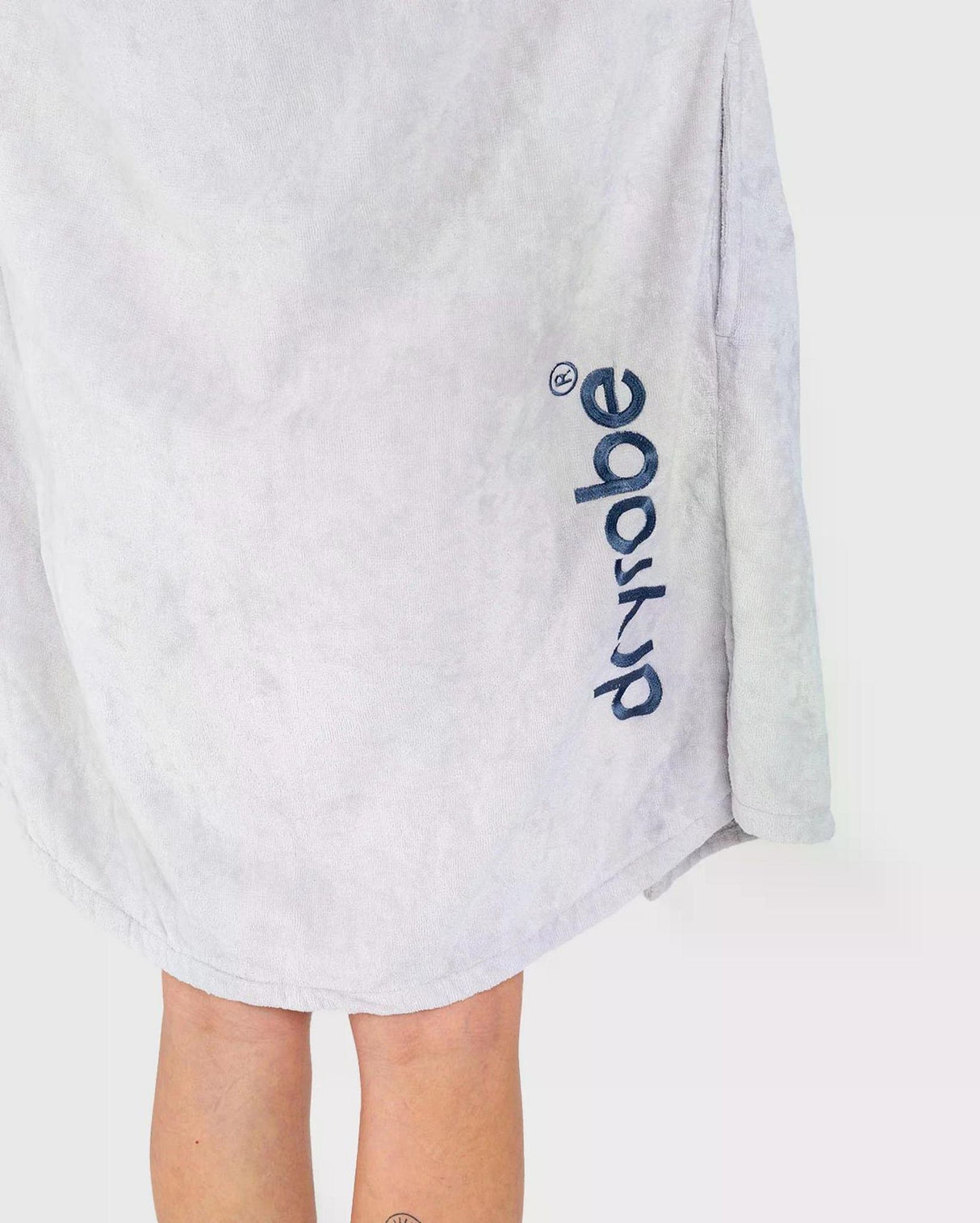 Dryrobe Fullzip Handtuchmantel aus Bio-Baumwolle in Hellgrau, Detailansicht des Saums mit Dryrobe-Schriftzug