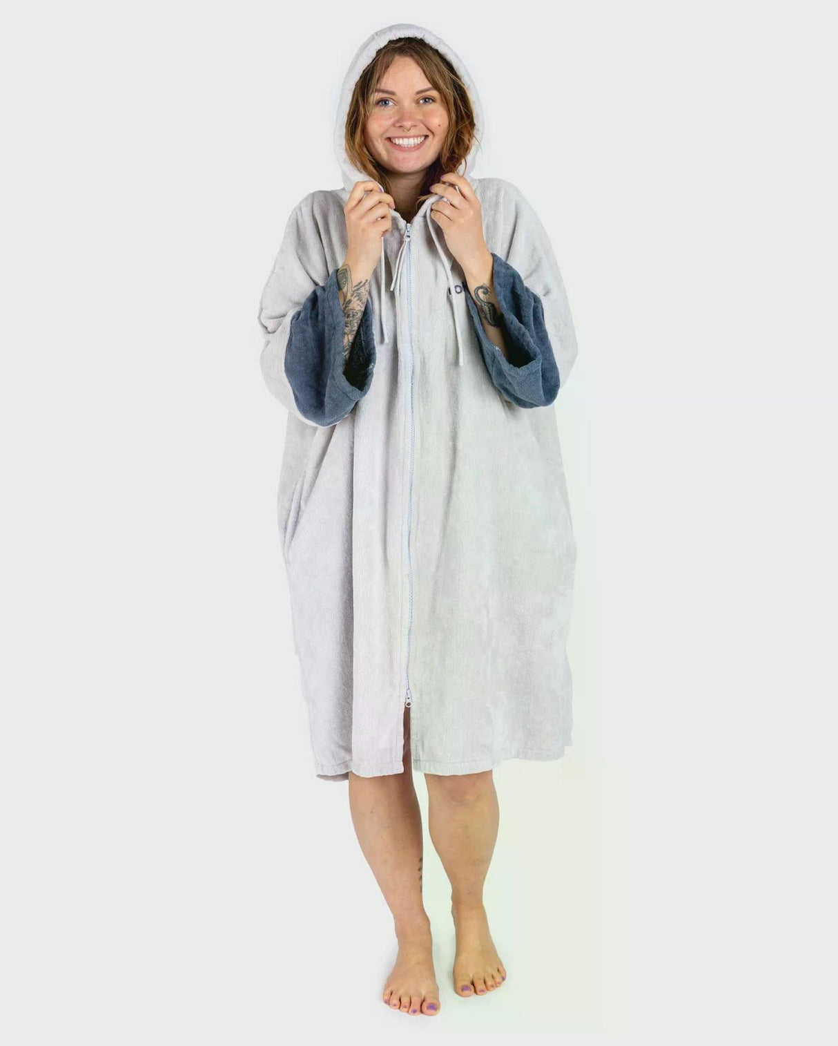 Dryrobe Fullzip Handtuchmantel aus Bio-Baumwolle in Grau mit Kapuze, Frontalansicht auf Person