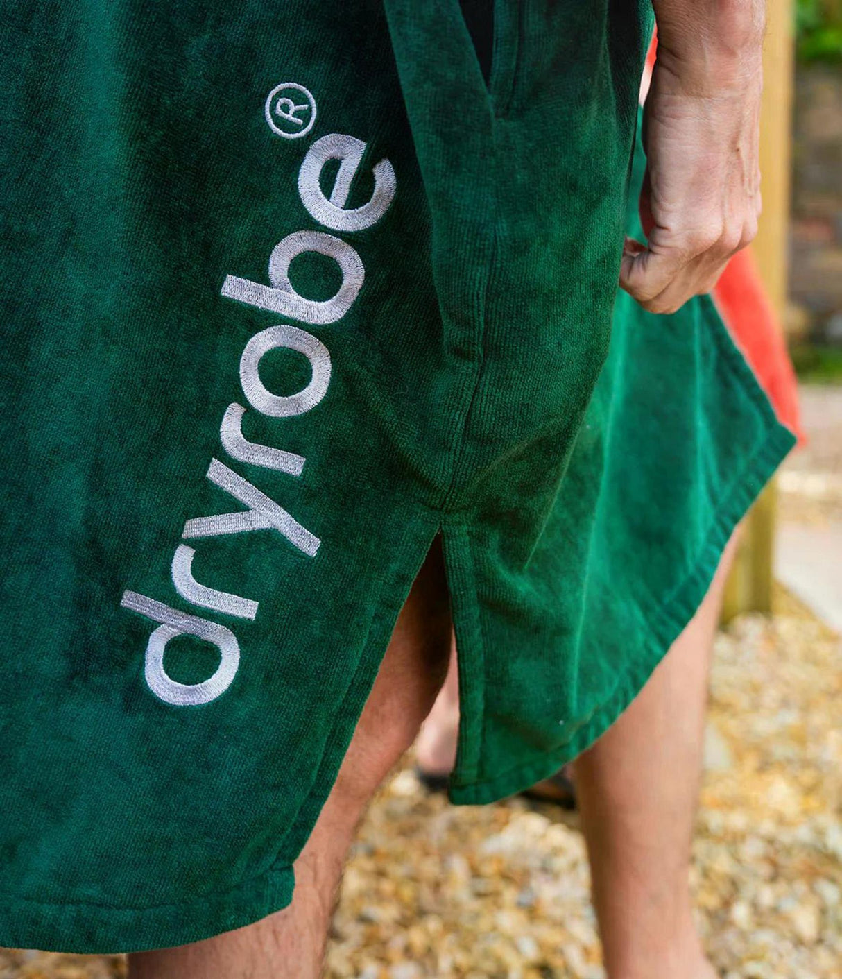 Dryrobe Fullzip Handtuchmantel aus Bio-Baumwolle in Dunkelgrün mit Dryrobe-Logo, Frontdetail