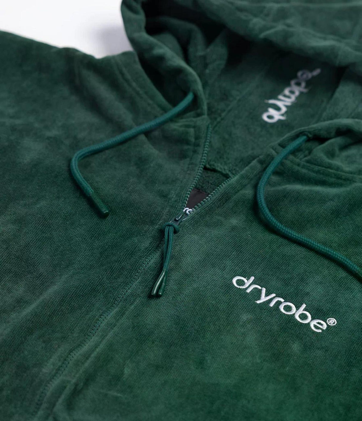 Dryrobe Fullzip Handtuchmantel aus Bio-Baumwolle in Dunkelgrün mit Reißverschluss und Kordelzug, Detailaufnahme