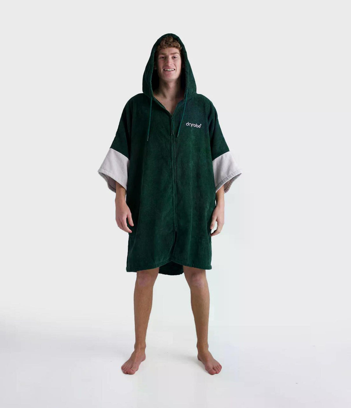 Dryrobe Fullzip Handtuchmantel aus Bio-Baumwolle in Dunkelgrün mit Kapuze, Frontalansicht auf Model getragen