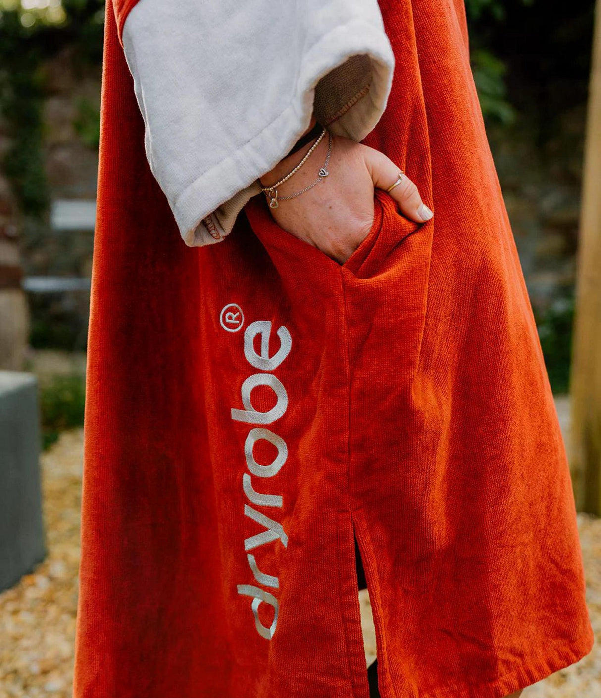 Dryrobe Fullzip Handtuchmantel aus Bio-Baumwolle in Rot, getragen mit Tasche sichtbar, Frontansicht