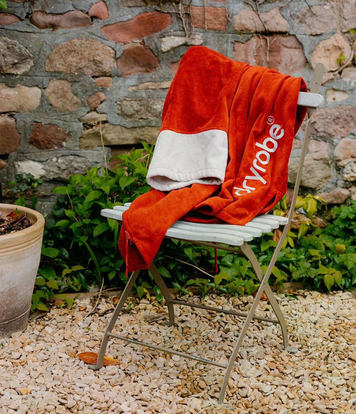 Dryrobe Fullzip Handtuchmantel Bio-Baumwolle rot-weiß auf Stuhl drapiert, Frontansicht