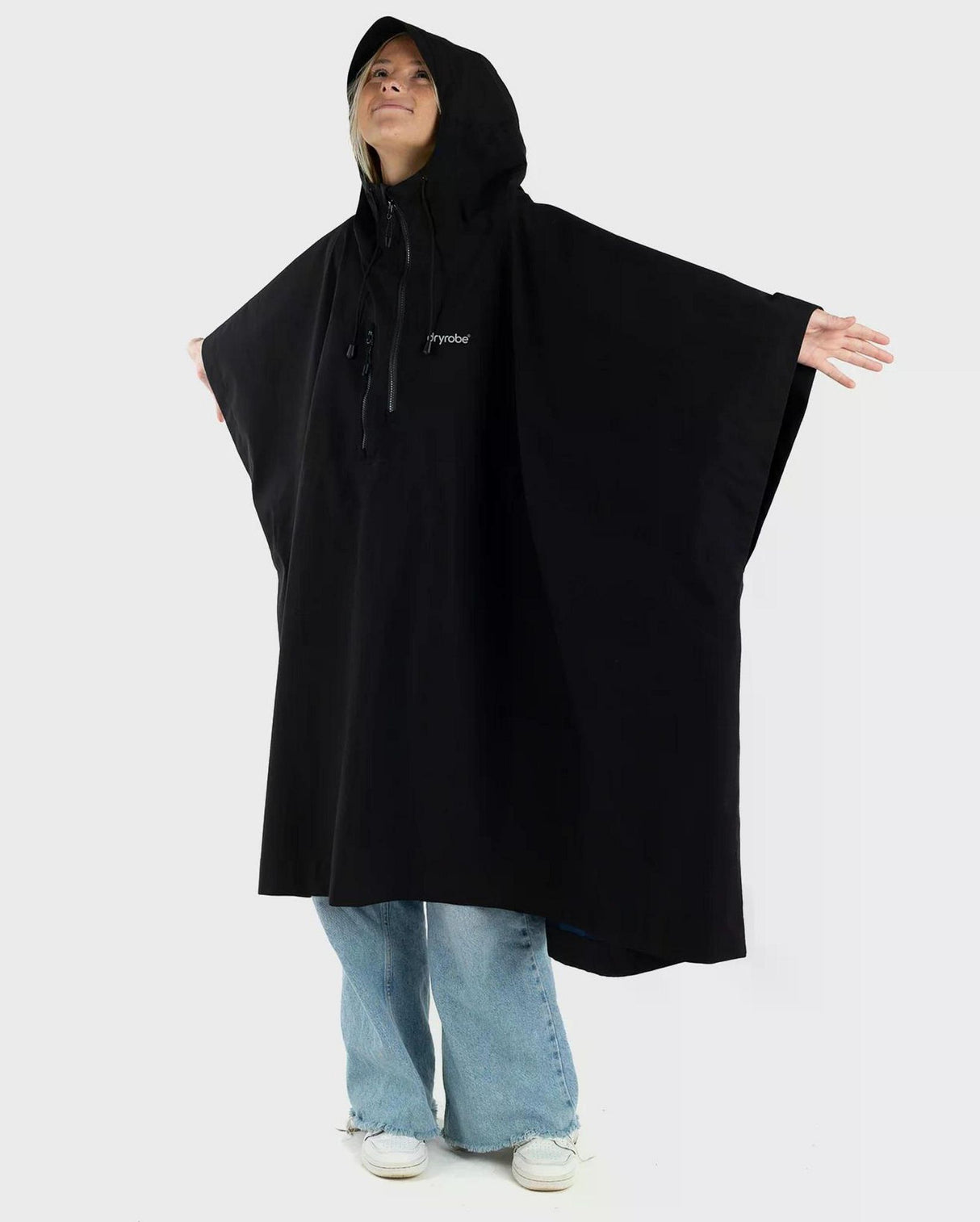 Dryrobe Regen-Poncho wasserdicht in Schwarz mit Kapuze, getragen von vorne, weites Design mit langen Ärmeln