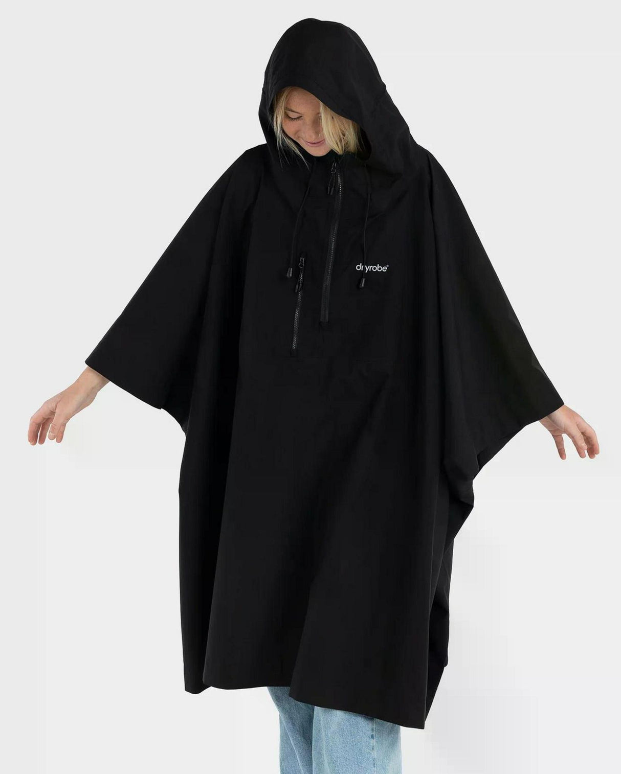 Dryrobe Regen-Poncho in Schwarz, wasserdicht, mit Kapuze, Frontansicht auf Model getragen
