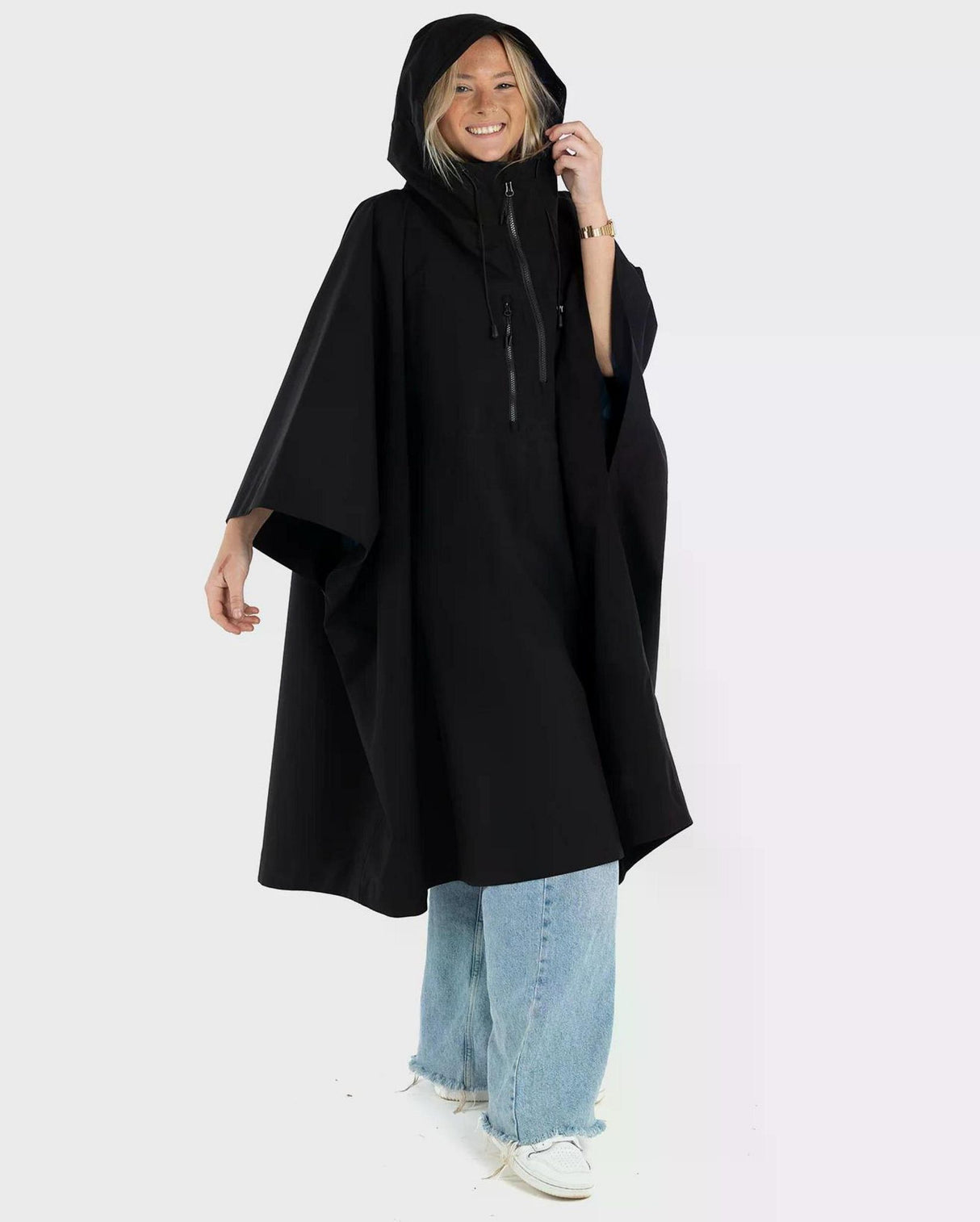 Dryrobe Regen-Poncho in Schwarz, wasserdicht, mit Kapuze, weite A-Form, Frontansicht auf Model