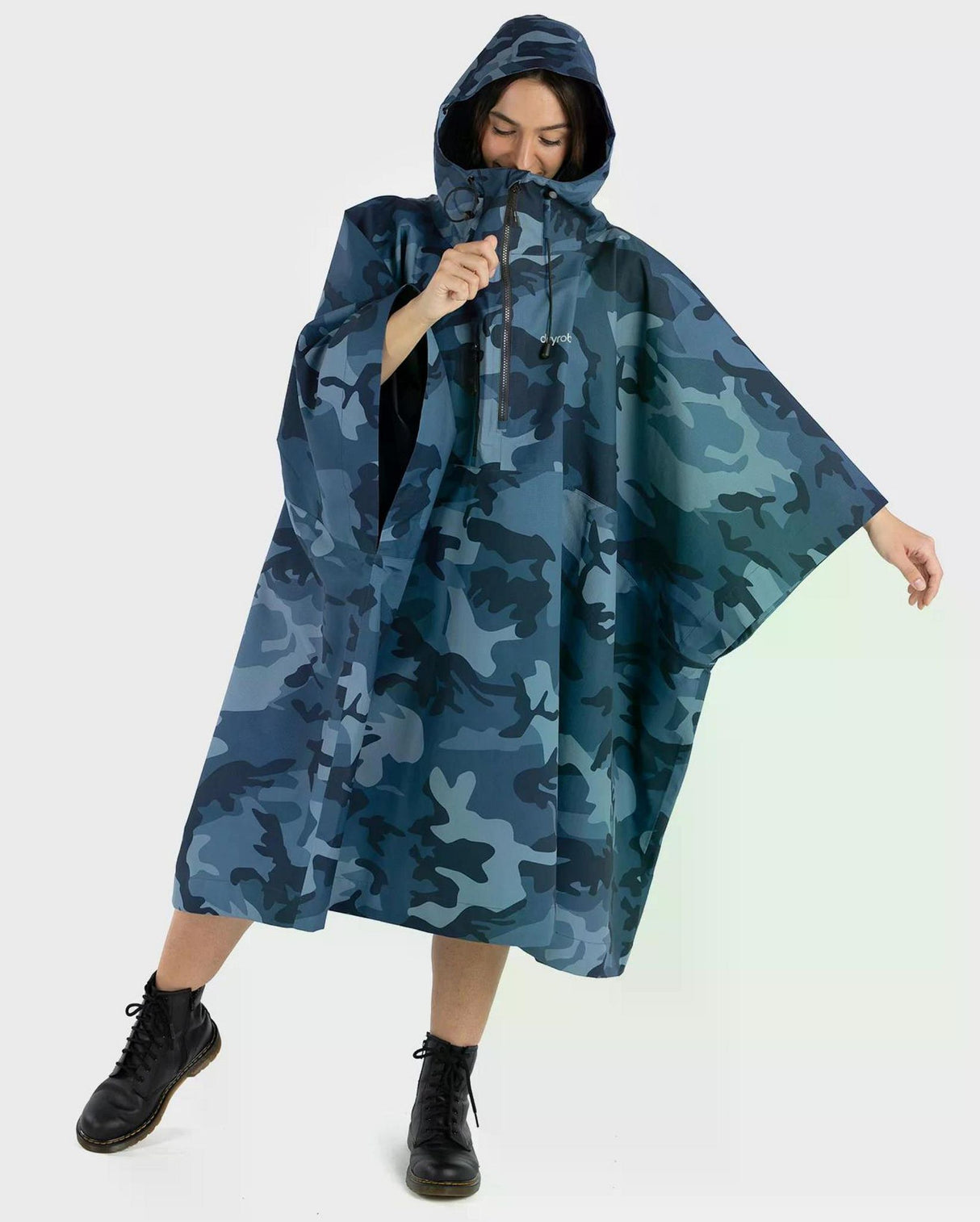 Dryrobe Regen-Poncho in Blau-Camouflage mit Kapuze, wasserdicht, Frontansicht getragen