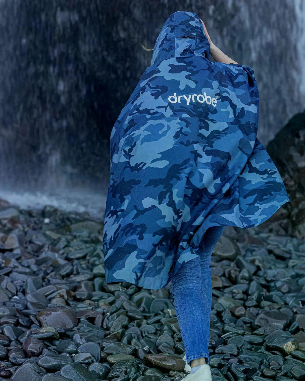Dryrobe Regen-Poncho blau Camouflage wasserdicht, Rückansicht Person im Regen