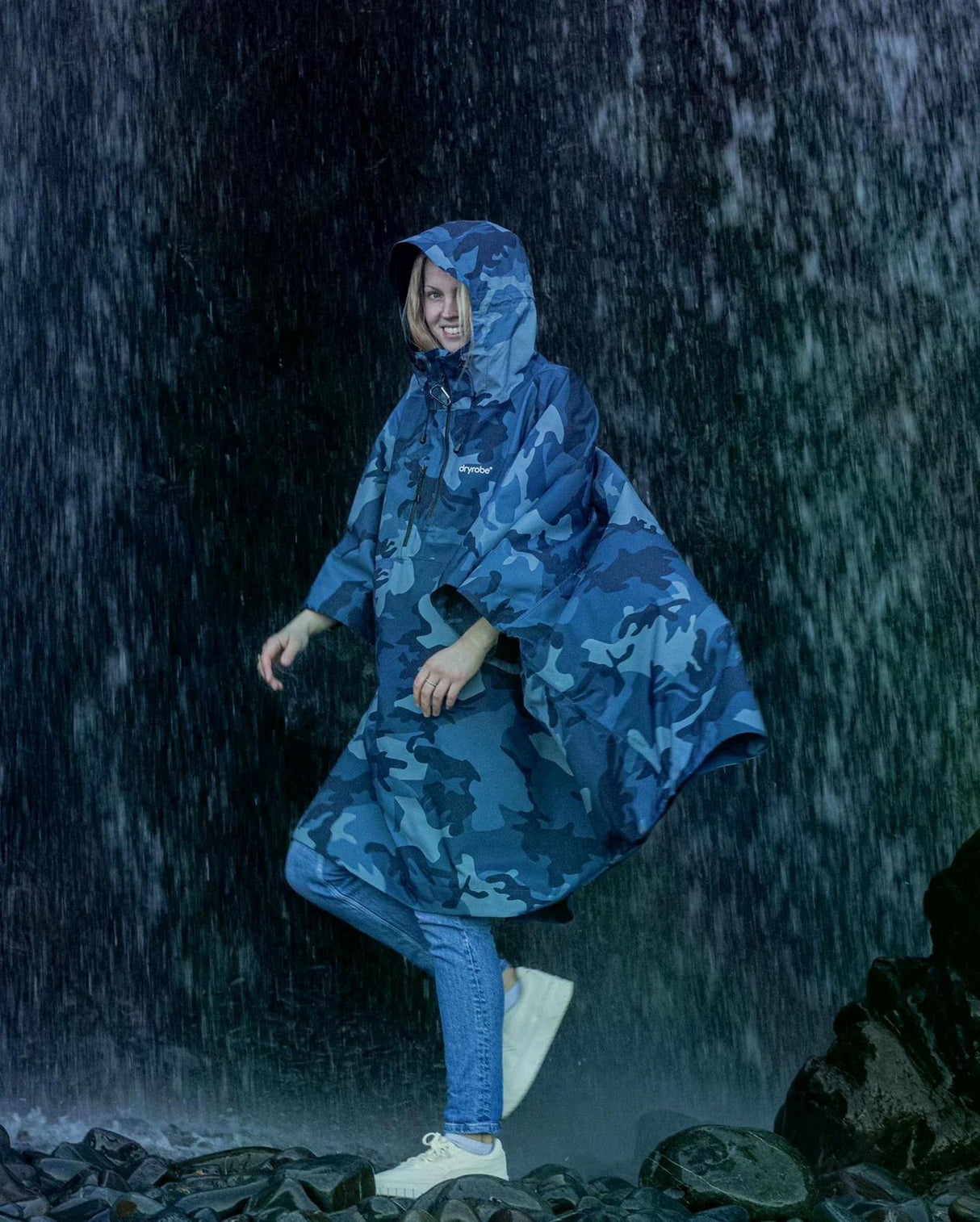 Dryrobe Regen-Poncho in Blau mit Camouflage-Muster, wasserdicht, modelliert unter Regen getragen