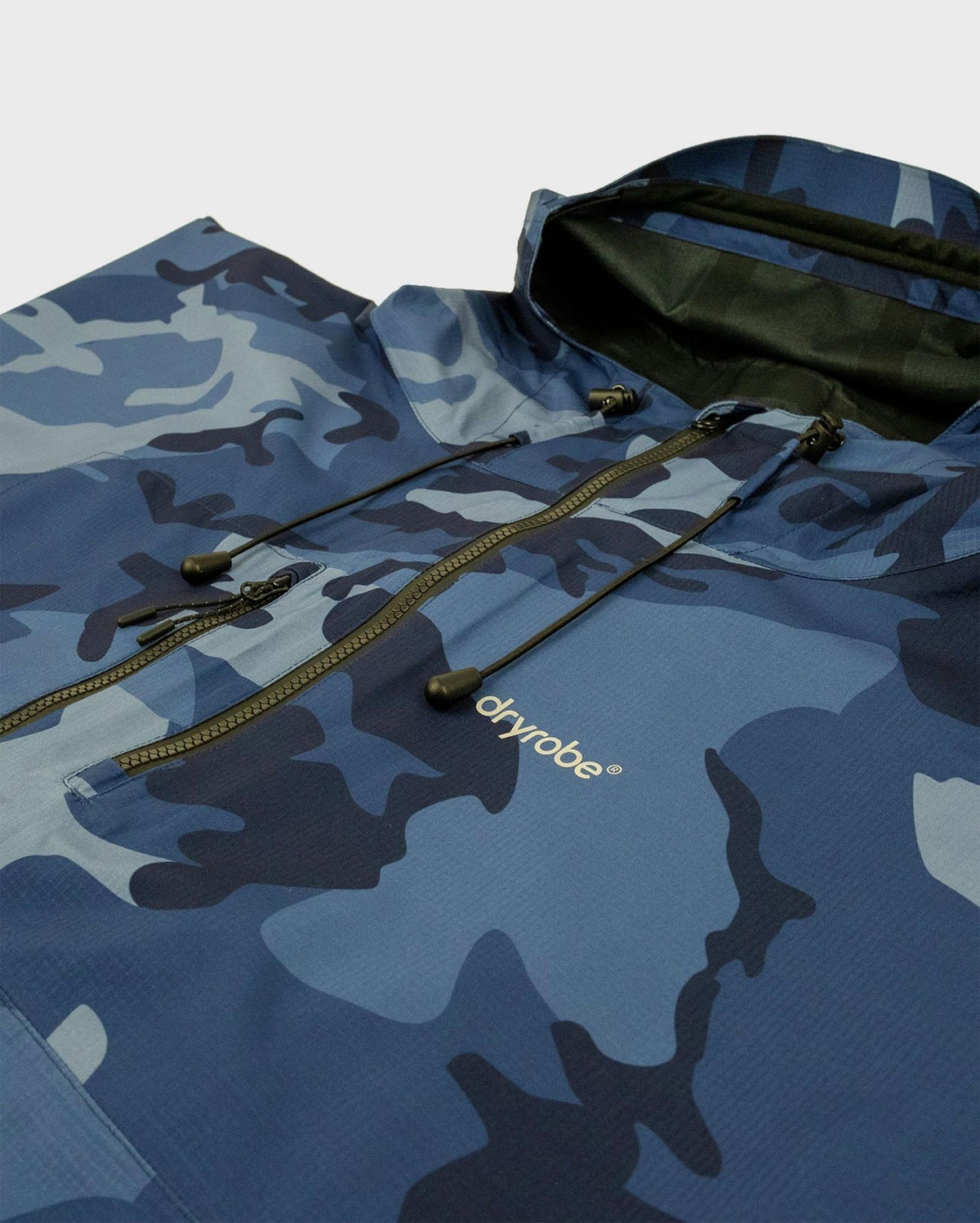 Dryrobe Regen-Poncho in Blau-Camouflage-Muster, wasserdicht, mit Kordelzug und schwarzem Beutel, Detailansicht