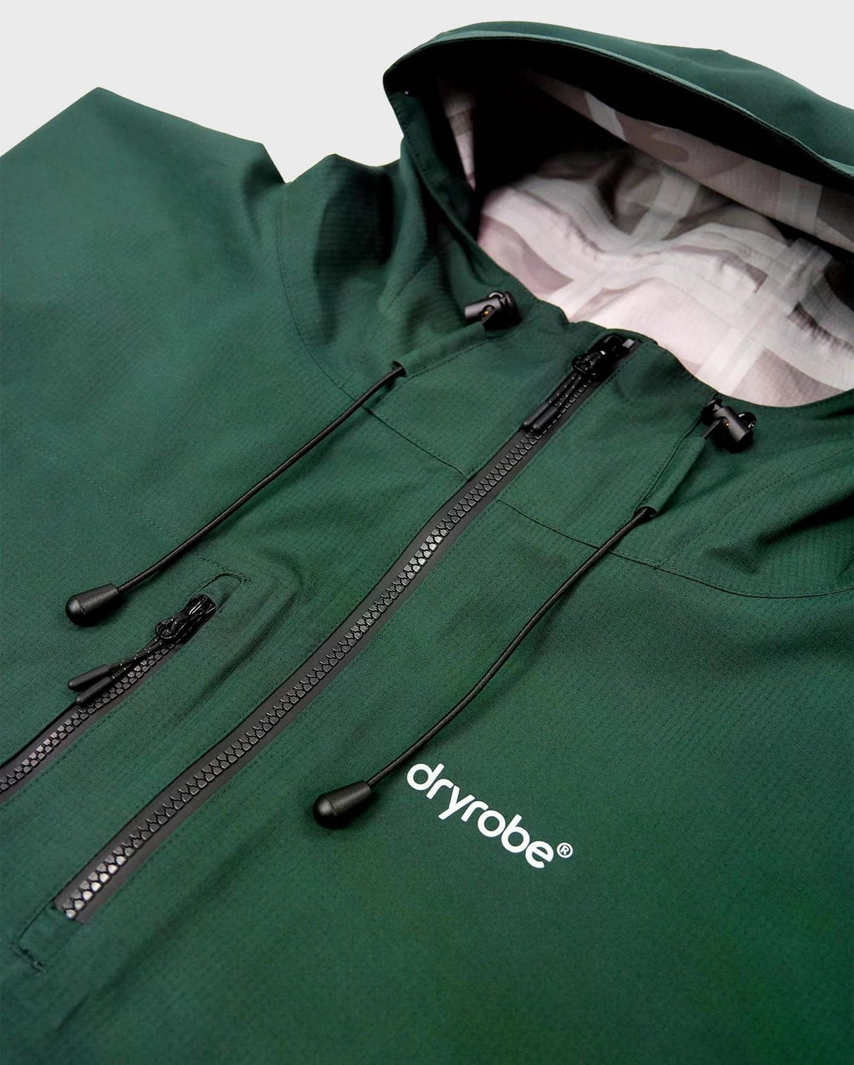Dryrobe Regen-Poncho in Dunkelgrün, wasserdicht mit Kapuze, offene Innenseite mit weißem Fleece-Futter, Detail-Vorderansicht
