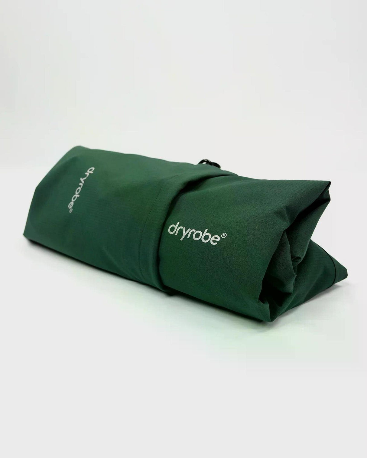 Dryrobe Regen-Poncho in Dunkelgrün, wasserdicht, gerollt, Dryrobe-Branding sichtbar