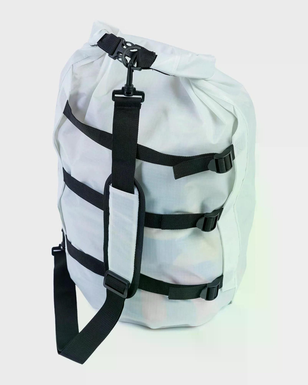 Dryrobe wasserdichter Packsack Drybag in Weiß mit schwarzen Gurten und Verschluss, seitliche Ansicht