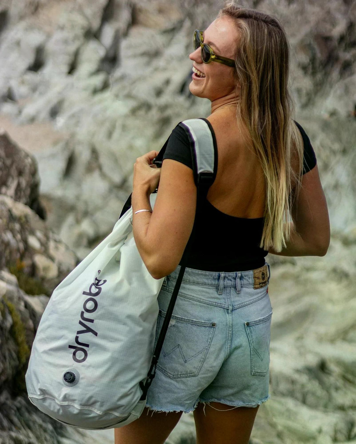 Dryrobe wasserdichter Packsack Drybag in Grau, von Frau über Schulter getragen, Outdoor-Ansicht