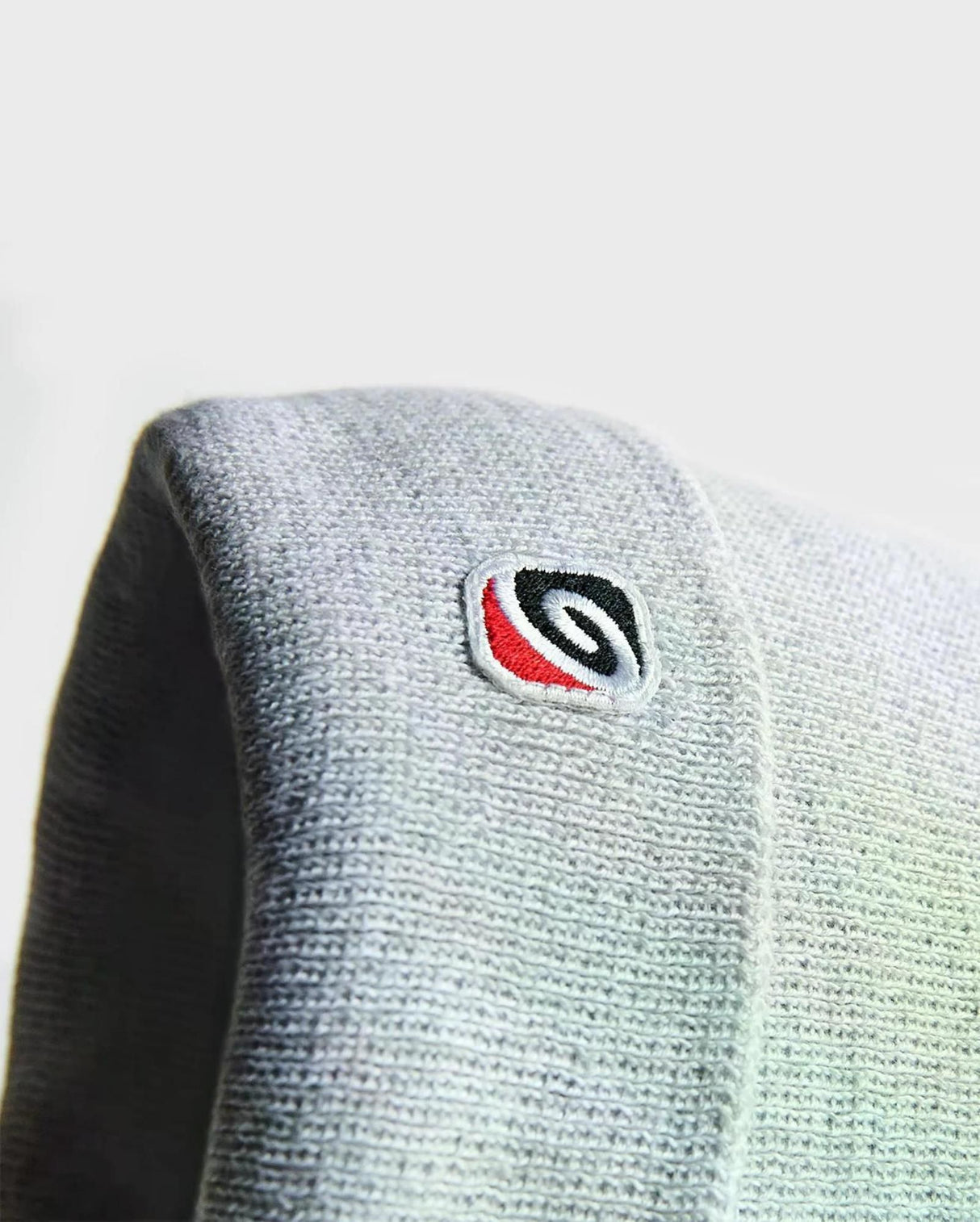 Dryrobe Eco Beanie Strickmütze in Grau mit gesticktem Logo, Nahaufnahme der Vorderseite