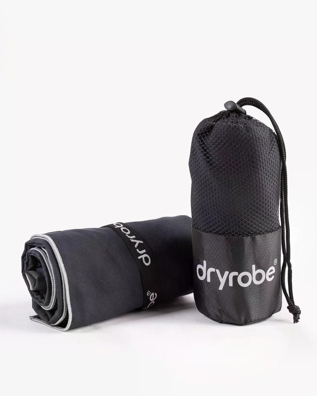Dryrobe Mikrofaserhandtuch in Schwarz, aufgerollt und im Transportbeutel, Produktansicht mit Verpackung