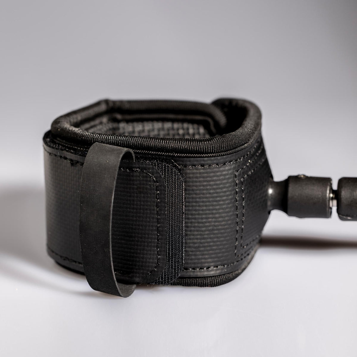 ROAM Surfboard Leash PRO Knie, schwarze Neopren-Manschette mit Klettverschluss und Verbindungsleine, Detailansicht