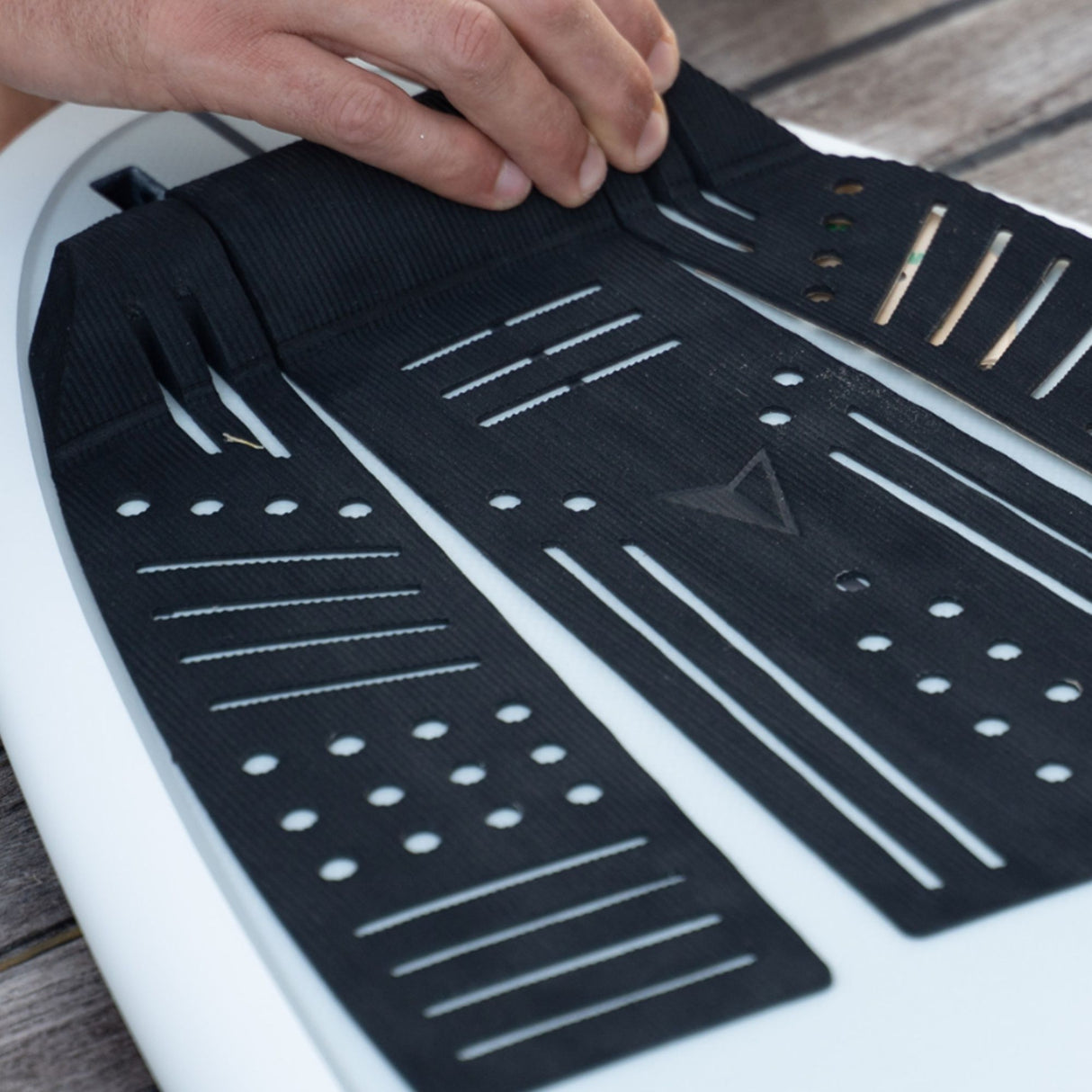 Roam Footpad Deck Lite Traction Pad 3-teilig schwarz mit Noppen und Rillen, Draufsicht auf weißem Board