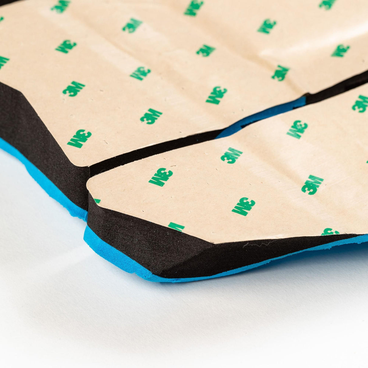 Roam Footpad Deck Grip Traction Pad 2-tlg, schwarze Griffbeläge mit blauem Rand und Klebeschicht, Draufsicht