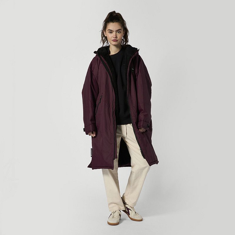 Mystic Poncho Explore in Bordeaux, langmantel mit Kapuze, Frontansicht auf Model getragen