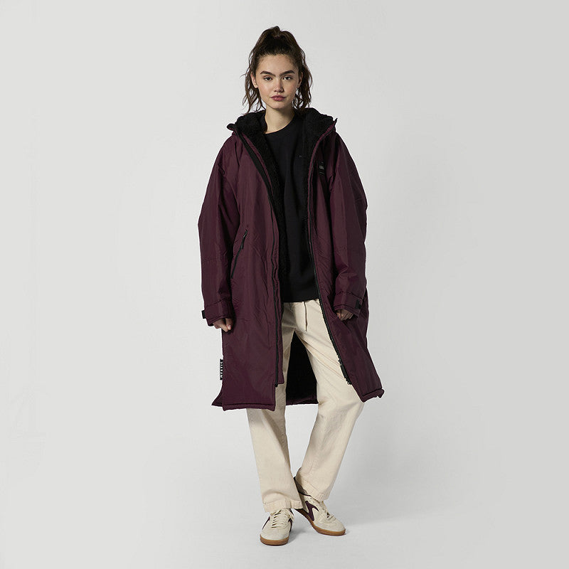 Mystic Poncho Explore Regenjacke in Lavendelfarbe mit schwarzer Kapuze und Logo-Patch, Frontansicht