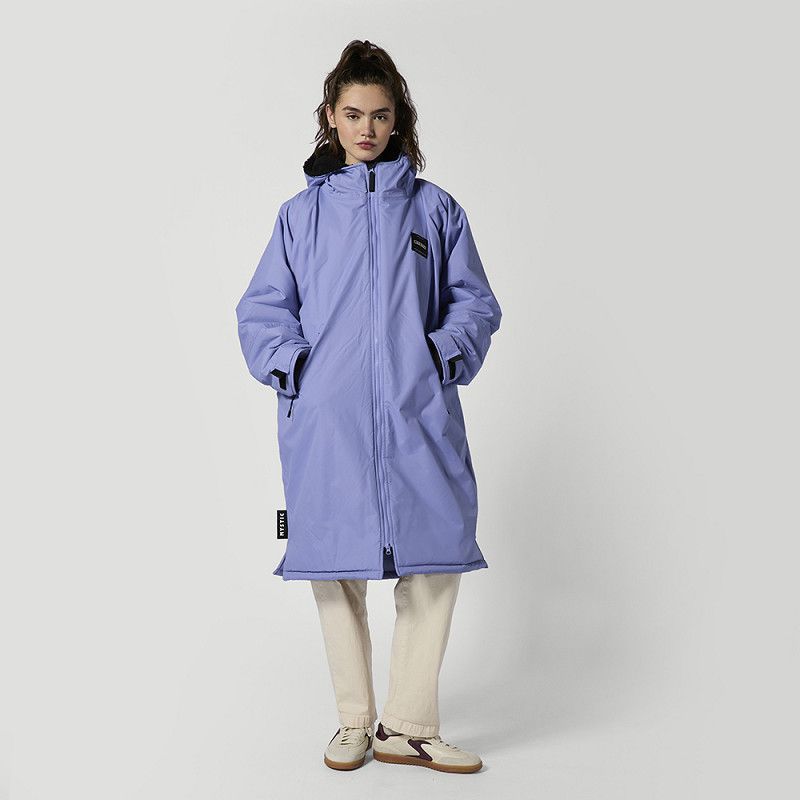 Mystic Poncho Explore in Lavendelblau, wasserdichte Regenjacke mit Kapuze und Reißverschluss, Frontansicht