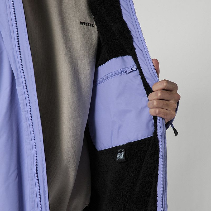 Mystic Poncho Explore lila mit Reißverschluss, Fleecefutter und Innentaschen, Detail der offenen Vorderseite