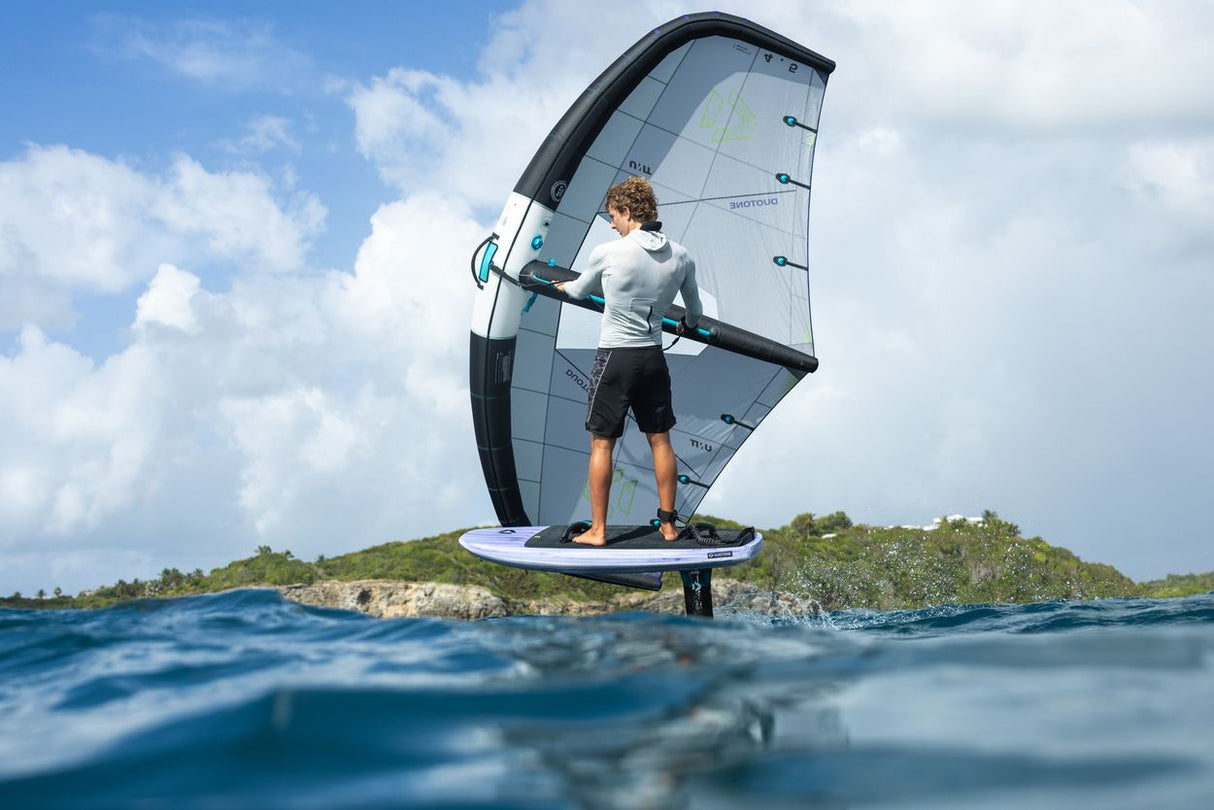 Duotone Unit 2027 Kite mit grauem und schwarzem Design, Kitesurfer auf dem Wasser in Aktion
