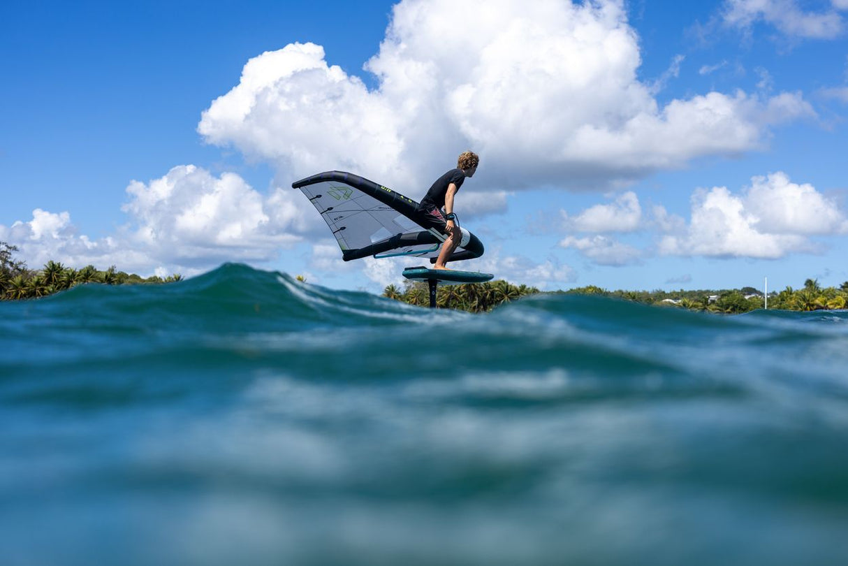 Duotone Unit 2027 Kiteboard in Aktion auf dem Wasser mit Sprung über Welle