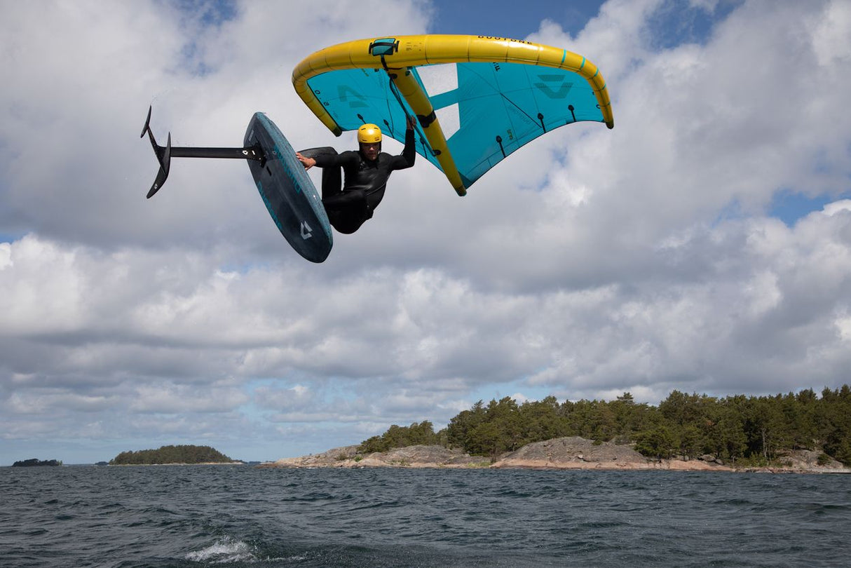 Duotone Unit D/LAB 2027 Kite in Blau-Gelb, in Aktion über dem Wasser, Frontalansicht