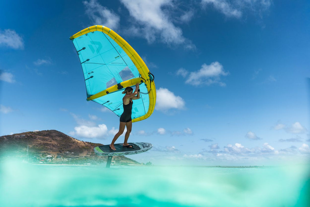 Duotone Unit D/LAB 2027 Kite in Blau-Gelb, Kitesurfer in türkisem Wasser bei Sonnenschein