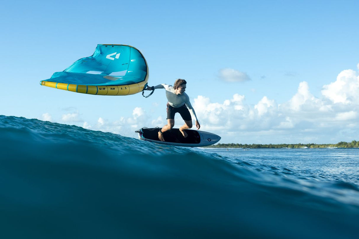 Duotone Unit D/LAB 2027 Kite Traktion blau-gelb wird im Wasser von Kitesurfer gezogen
