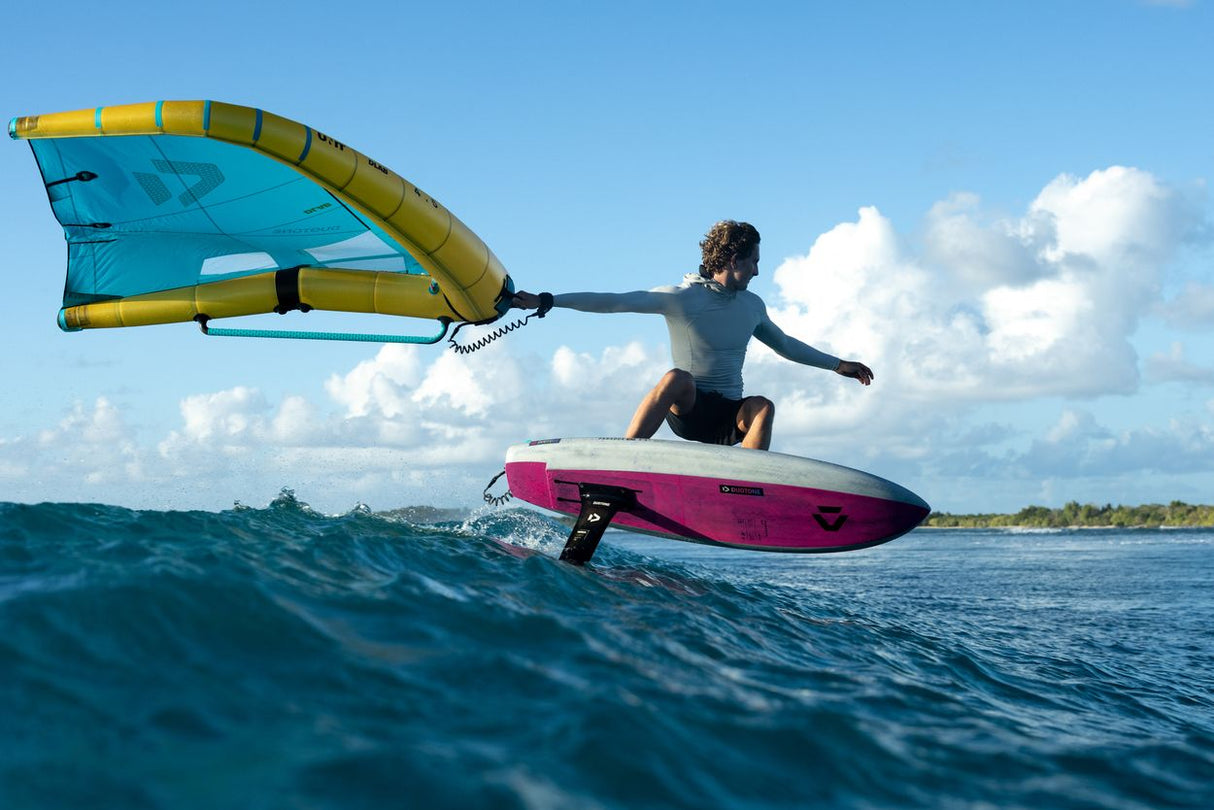 Duotone Unit D/LAB 2027 Kite in Blau-Gelb, Kiteboard in Pink, Kitesurfer auf dem Wasser