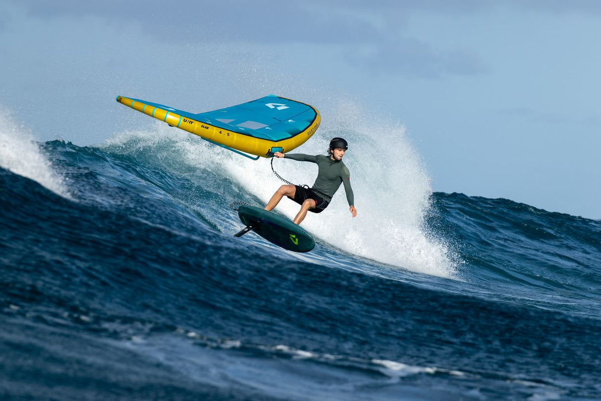Duotone Unit D/LAB 2027 Kiteboard in Blau-Gelb, von einem Kitesurfer in Aktion auf dem Wasser verwendet