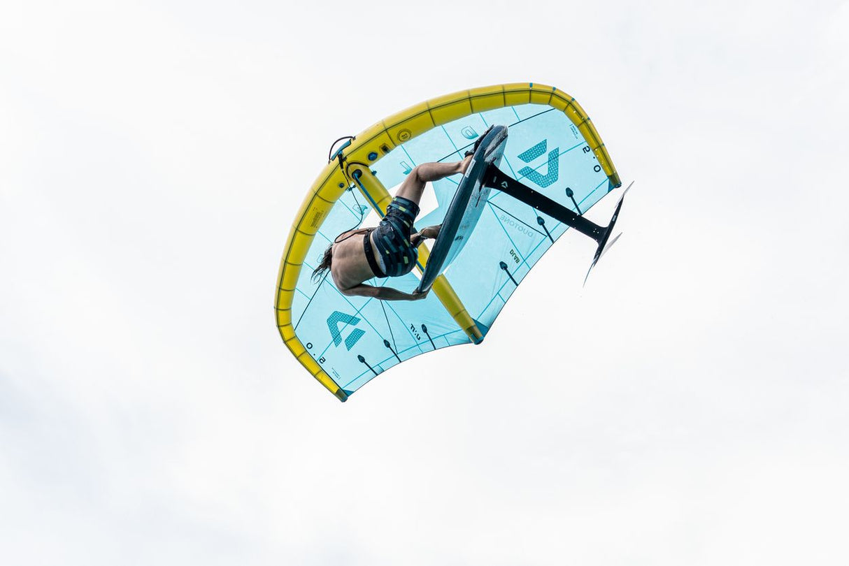 Duotone Unit D/LAB 2027 Kite in Gelb und Hellblau mit Athlet in Flugposition von oben