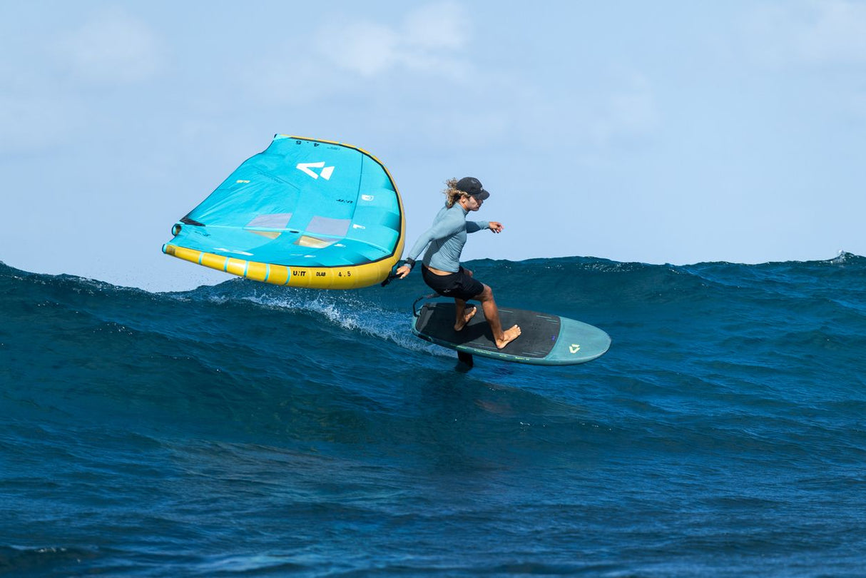 Duotone Unit D/LAB 2027 Kitesegel blau-gelb in Aktion auf dem Wasser mit Kitesurfer