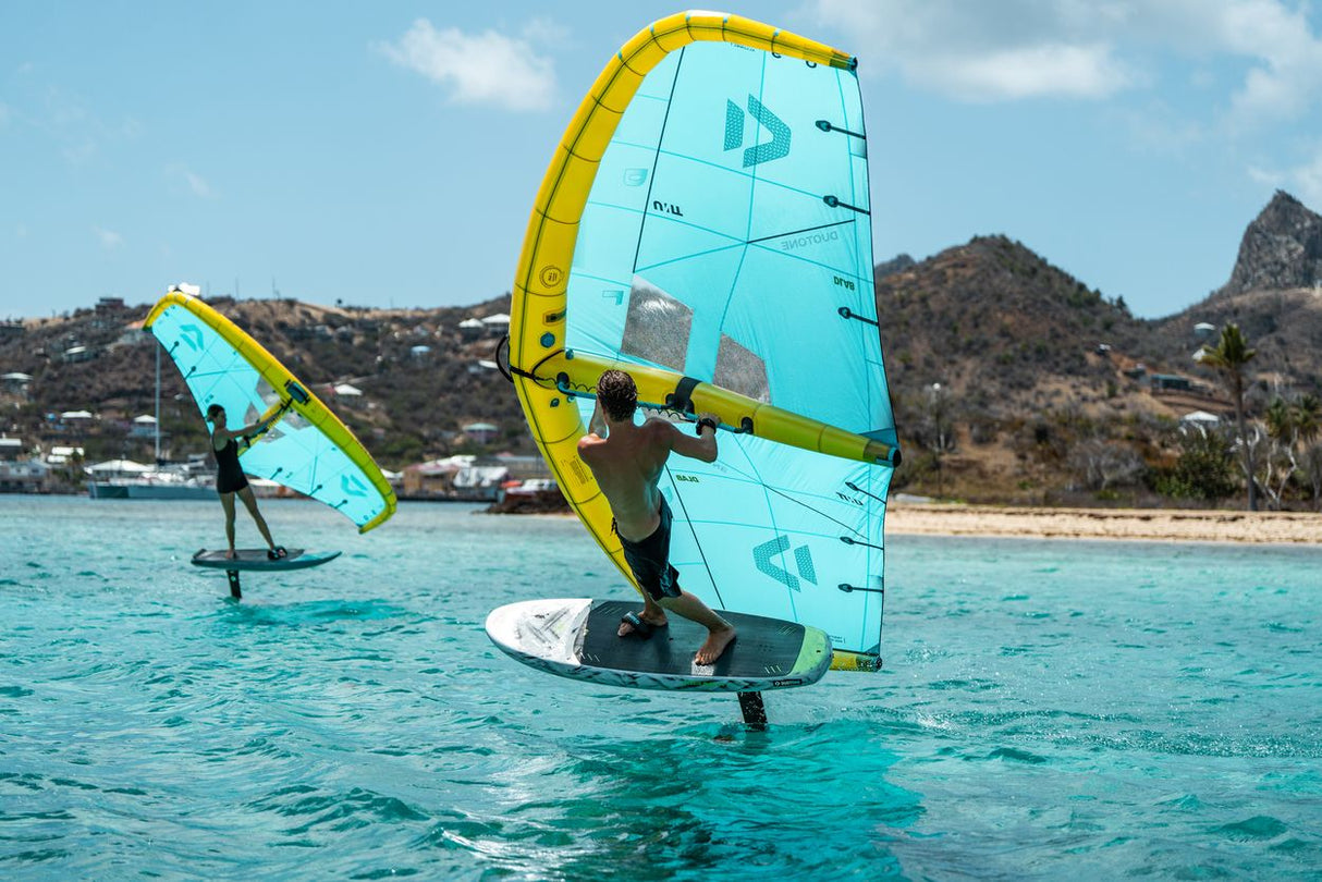 Duotone Unit D/LAB 2027 Foil Windsurfing Segel blau-gelb auf dem Wasser in Aktion