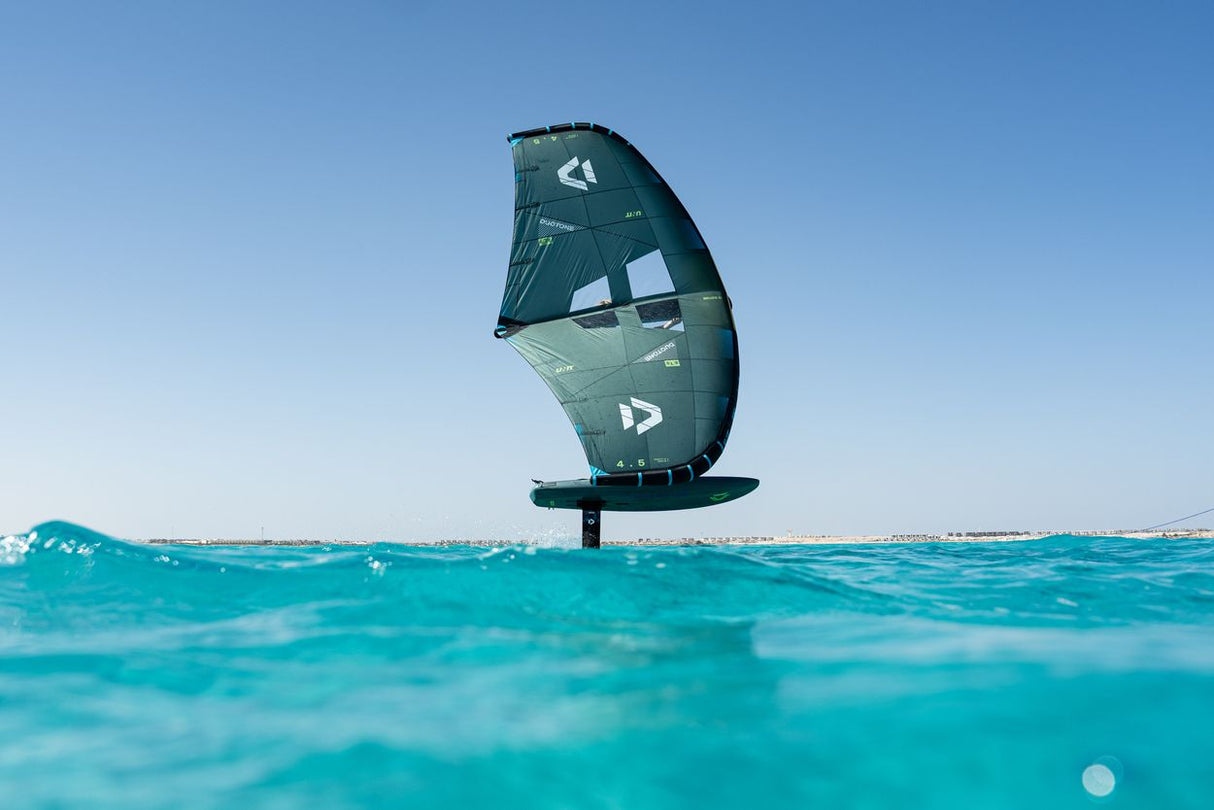Duotone Unit SLS 2027 Kite in Dunkelgrün-Duotone, auf Wasser in Frontalansicht, Kitesurfing-Ausrüstung