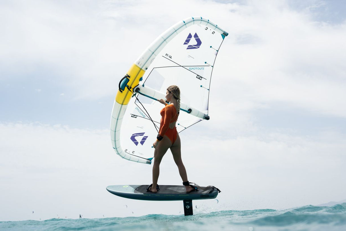Duotone Unit SLS Concept Blue 2027 Wingfoil-Segel blau-weiß mit gelbem Ausleger, Frontalansicht auf Wasser