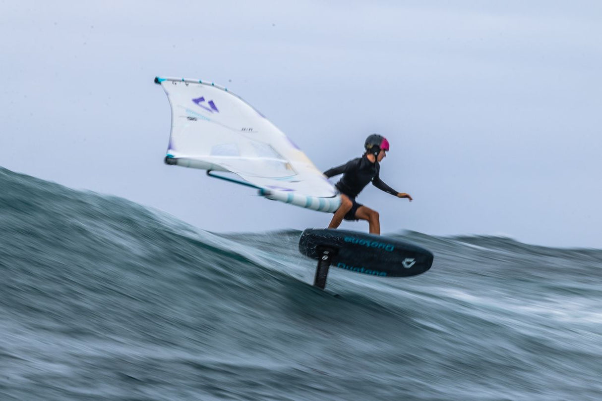 Duotone Sky Style SLS 2027 Wingsail Foilboard mit weißem Segel, Athlet beim Wingfoilen auf dem Wasser