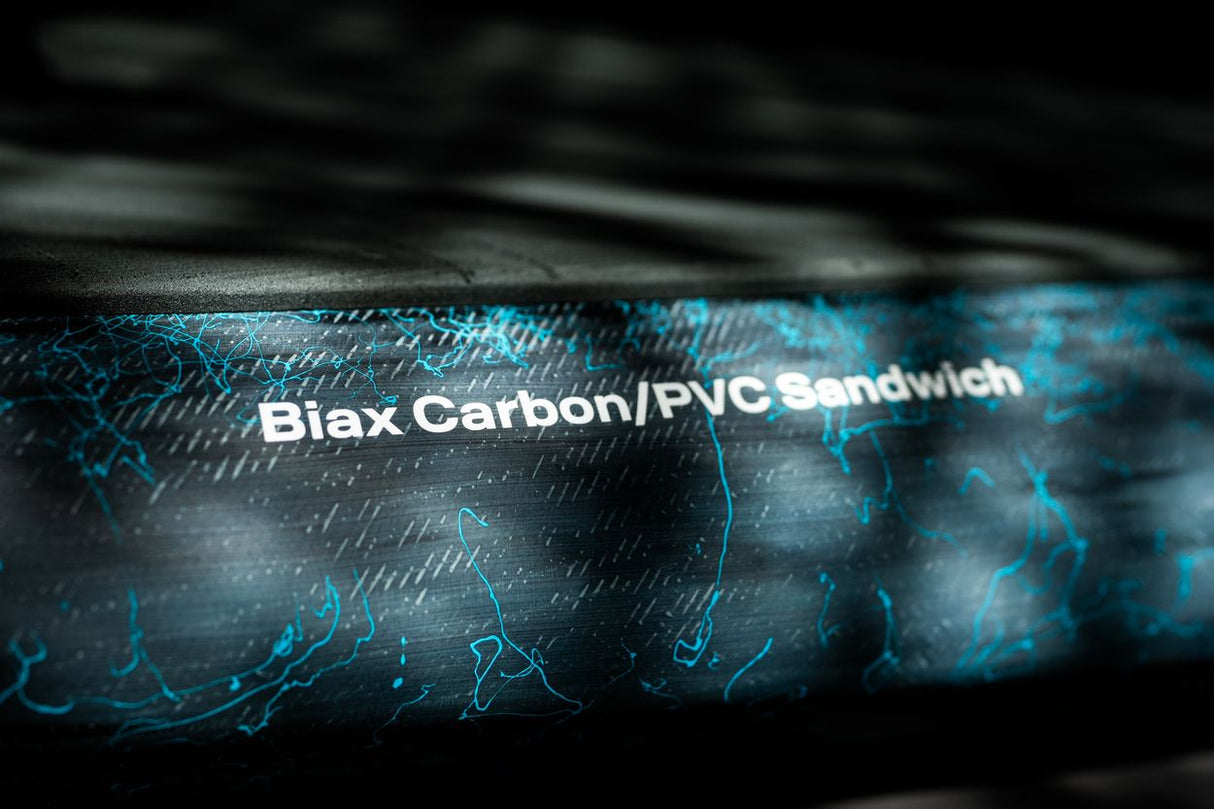 Duotone Sky Style SLS 2027 Kiteboard mit Biax Carbon/PVC Sandwich Konstruktion, Detailaufnahme des Belags